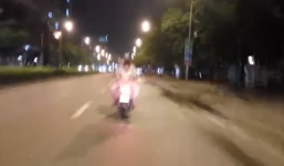 Mẹ trẻ gây búc xúc khi chở 2 đứa trẻ ngồi ngược, múa hát sau xe máy 